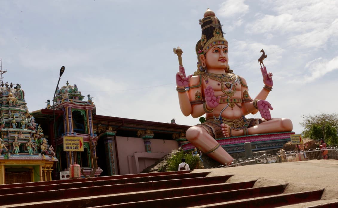 Swami Rock Sri Lanka — Photo: Ceylon Hunt | License: CC BY-SA 4.0 | Source: https://upload.wikimedia.org/wikipedia/commons/6/6e/Koneswaram_Temple_-_Sri_Lanka.jpg
