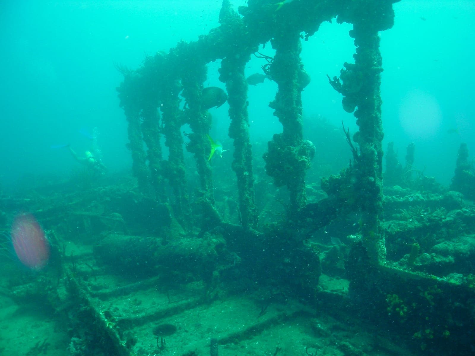 RMS Rhone British Virgin Islands — Photo: Gareth Richards | License: CC BY 3.0 | Source: https://upload.wikimedia.org/wikipedia/commons/4/44/RMS_Rhone_2003_10.jpg