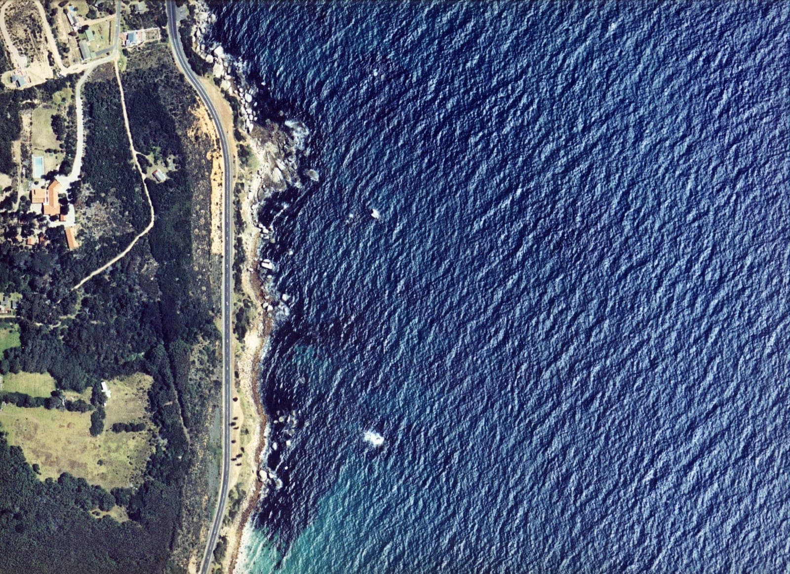 Spaniard Rock — Wikimedia Commons | License: CC-BY-SA-3.0 | Source: http://commons.wikimedia.org/wiki/Special:FilePath/Resize%20of%20Aerial%20view%20of%20CT%20dive%20sites%20at%20Rocklands%20Point%20-%20Spaniard%20rock%20aerial%202.jpg