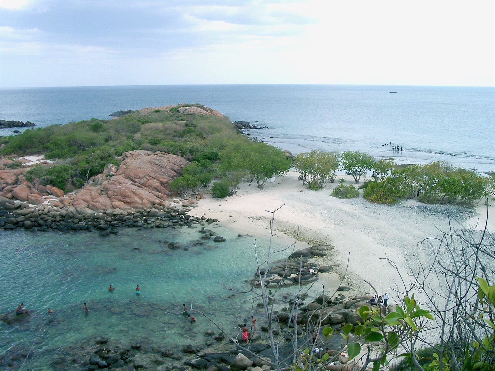 Pigeon Island Sri Lanka — Photo: Dschen Reinecke | License: CC BY-SA 3.0 | Source: https://upload.wikimedia.org/wikipedia/commons/3/3f/Sri_Lanka-Trincomalee-Pigeon_Island.JPG